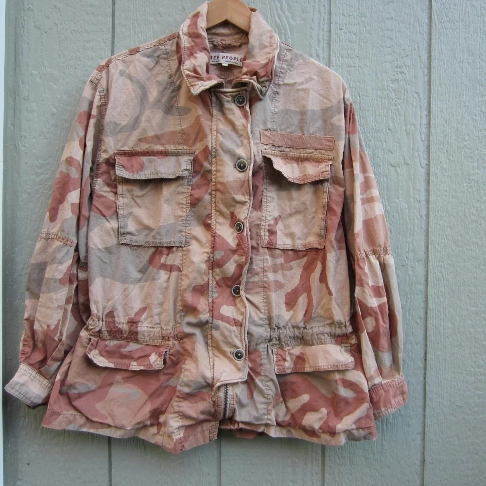 Free People shirt jacket Womens S Tan Camo‎ pockets button Y2K grunge hiking - Picture 3 of 17